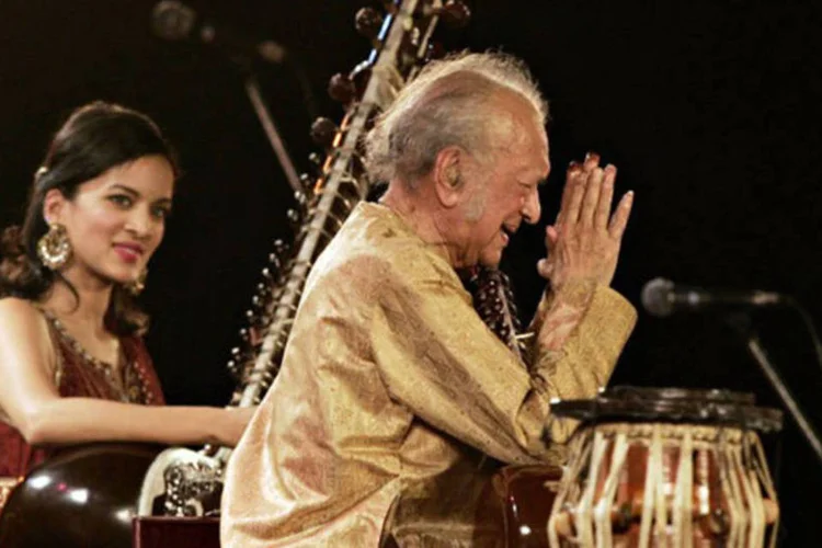 Ravi Shankar se apresenta com sua filha Anoushka Shankar em Calcutá: o músico morreu na terça-feira ao lado da família depois de passar por uma cirurgia (Deshakalyan Chowdhury/AFP)