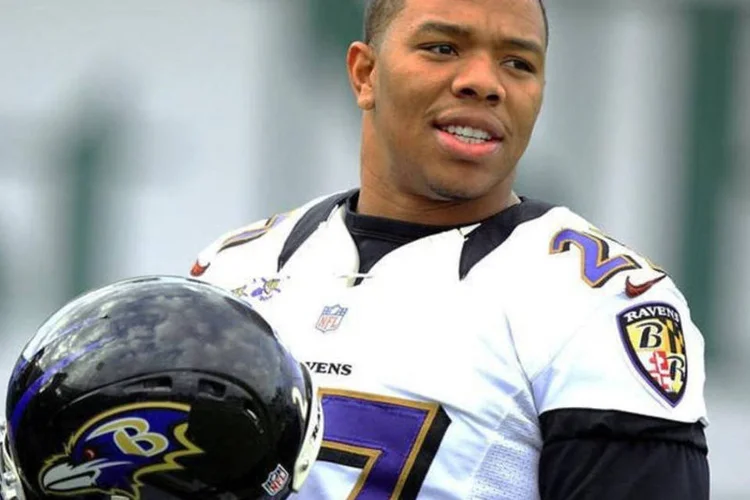 Jogador de futebol americano Ray Rice, em foto de janeiro de 2013 (Sean Gardner/Reuters)