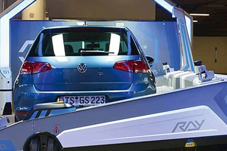 Ray: o robô é uma espécie de empilhadeira capaz de se adaptar ao tamanho do carro (Divulgação)