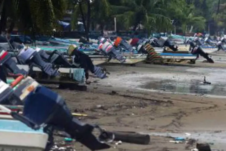 
	Pescadores est&atilde;o impedidos de trabalhar em Zihuatanejo em consequ&ecirc;ncia dos riscos da passagem do furac&atilde;o Raymond
 (AFP)