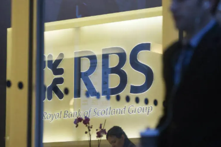 Logo do Royal Bank of Scotland em Londres: banco informou que tentará economizar 5,3 bilhões de libras em gastos (Simon Dawson/Bloomberg)