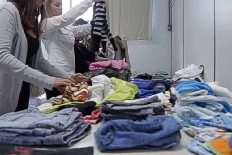 Re Solidário: Jaqueline Soares arrecadou mais de 2.500 peças em campanhas de doação e montou um espaço aberto e coletivo para a troca das roupas (Reprodução/YouTube)