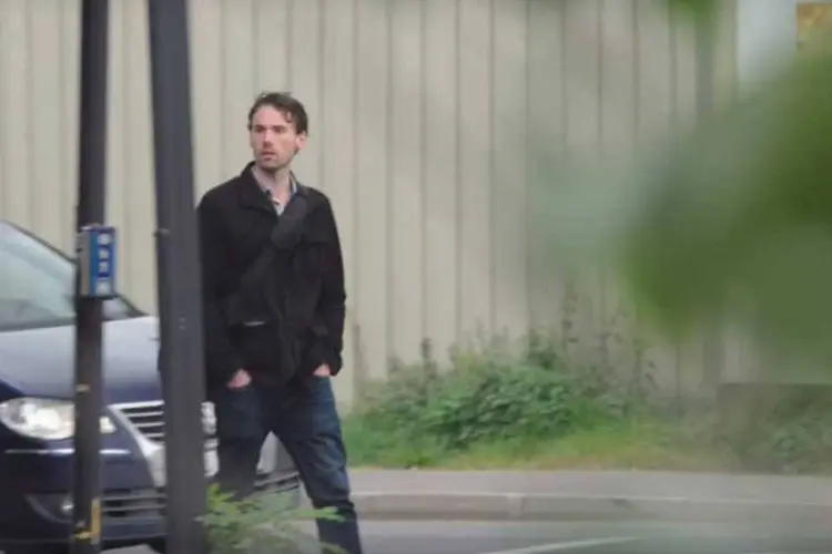 
	Homem se assusta ao ver carro andando de r&eacute;: um carro guinchado a um ba&uacute; come&ccedil;a a circular pelas ruas da capital Oslo de marcha r&eacute;
 (Reprodução/Youtube)