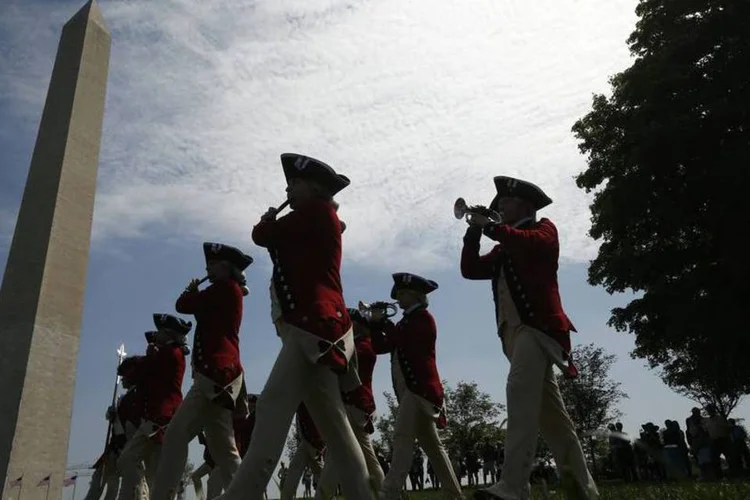 Membros de uma banda marcial durante as cerimônias para a reabertura do Monumento de Washington, na capital dos Estados Unidos (Kevin Lamarque/Reuters)