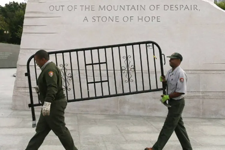 
	Servidores federais retiram a barreira para a reabertura do memorial Martin Luther King, em Washington: republicanos e democratas chegaram a um acordo para evitar o calote
 (Mark Wilson/Getty Images)