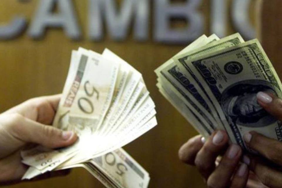 De olho no BC, dólar tem leve queda de 0,06% ante o real