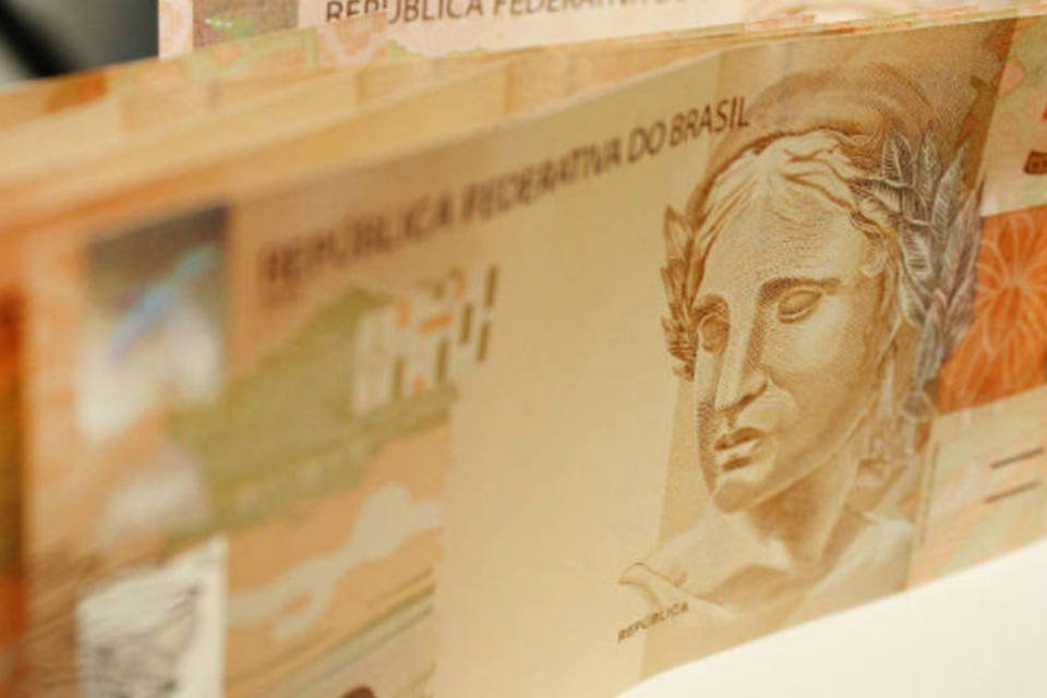 
	Notas de 50 reais: O financiamento de ve&iacute;culos, por exemplo, pode ficar mais de 400 reais mais caro
 (Marcos Santos/USP Imagens)