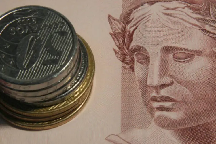 Dinheiro: moedas sobre nota de 10 reais (Marcos Santos/USP Imagens)