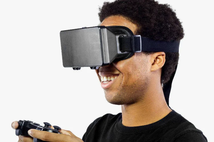 
	Homem joga videogame com &oacute;culos de realidade virtual: o Rift inicialmente ser&aacute; vendido a partir de 28 de mar&ccedil;o em 20 pa&iacute;ses
 (innovatedcaptures/Thinkstock)