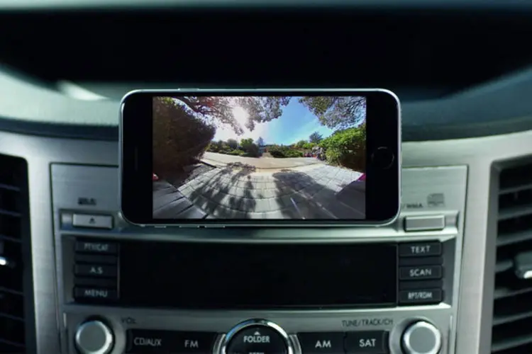 
	RearVision: a c&acirc;mera na traseira do carro &eacute; conectada por um app ao smartphone
 (Divulgação/Pearl Auto)