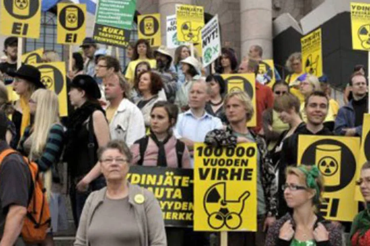 Ativistas contra a construção dos reatores nucleares protestam em frente ao Parlamento da Finlândia (.)