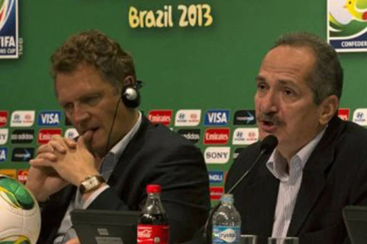 O secretário-geral da Fifa, Jerôme Valcke, e o ministro dos Esportes, Aldo Rebelo: a Copa das Confederações, considerada um ensaio geral para o Mundial, foi ofuscada nas mídias nacional e internacional pelas manifestações. (AFP/ Pablo Porciuncula)
