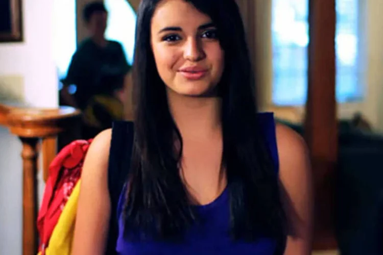 Rebecca Black: "sucesso" com pior música rendeu à cantora US$ 27 mil por semana com publicidade  (Reprodução)
