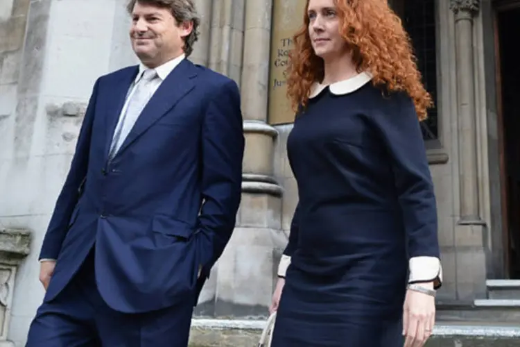 Rebekah e Charlie Brooks, amigo do premiês David Cameron, foram detidos em março por causa da espionagem jornalística do dominical britânico "News of the World" (Christopher Furlong/Getty Images)
