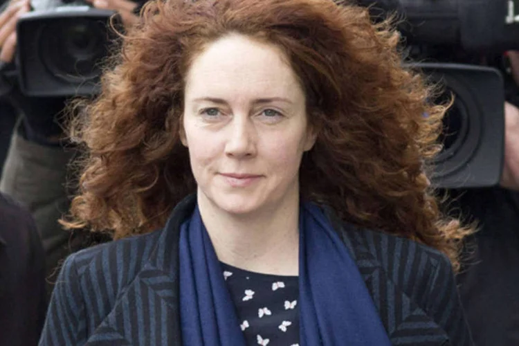 Editora do tabloide britânico News of the World, Rebekah Brooks, chega a corte Old Bailey, em Londres (Neil Hall/Reuters)