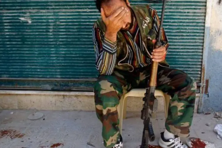 Rebelde sírio chora após saber que seu amigo foi baleado (Goran Tomasevic/Reuters)
