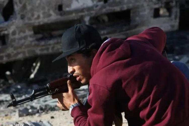 Rebelde com rifle na Líbia: instrutores devem dar condições para oposição enfrentar exército (Chris Hondros/Getty Images)