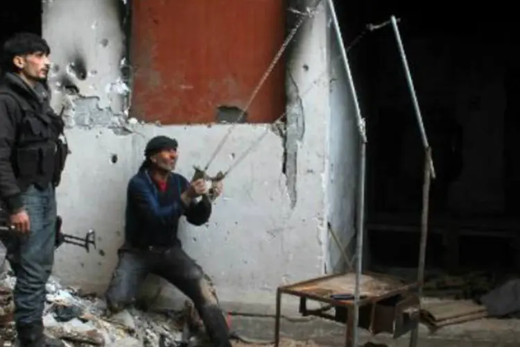 
	Rebelde em confronto com as for&ccedil;as do regime em Deir Ezzor, no leste da S&iacute;ria
 (AFP)