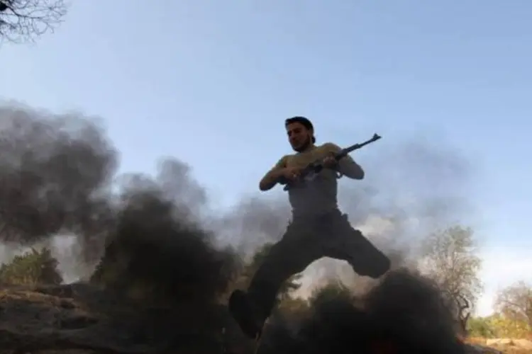 Rebeldes do Exército Livre da Síria treinando em Idlib (Giath Taha/Reuters/Reuters)