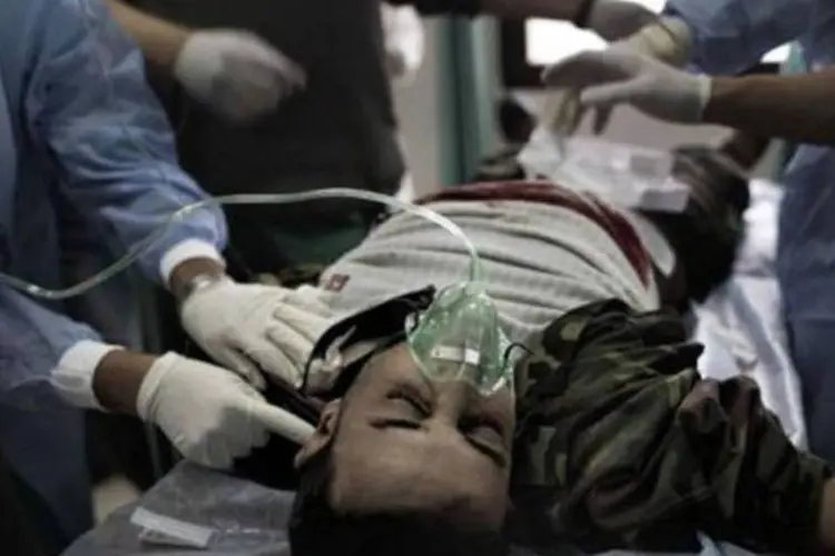 Rebelde ferido na Líbia: Kadafi tentou, mas oposição sempre rechaçou negociações (Marco Longari/AFP)
