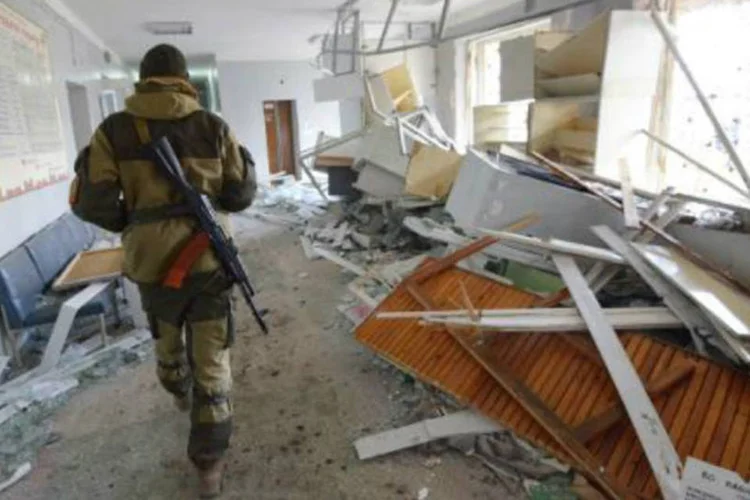 
	Rebelde pr&oacute;-R&uacute;ssia em Hospital Tekstilshik bombardeado, em Donetsk, Ucr&acirc;nia: entre a sexta-feira e a manh&atilde; de s&aacute;bado, 18 civis morreram no conflito
 (Dominique Faget/AFP)