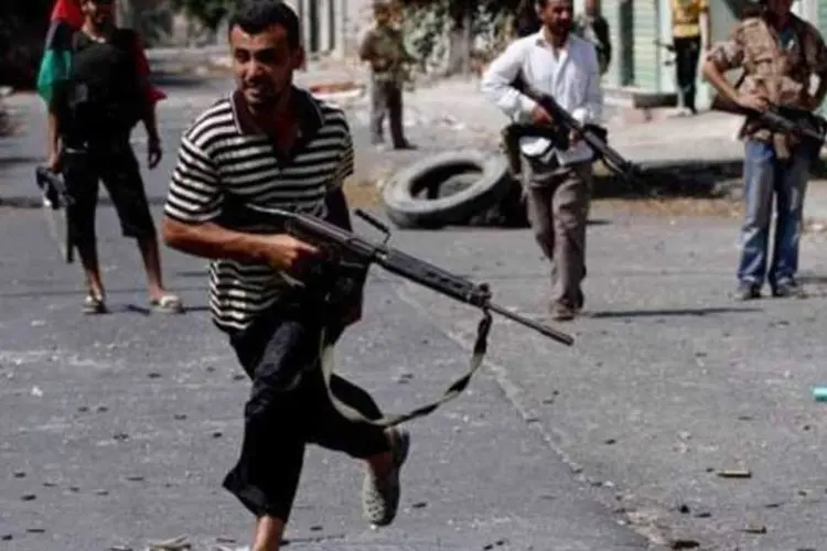 Rebeldes lutam em Zawiha, a 40 km da capital, Trípoli (Marc Hofer/AFP)