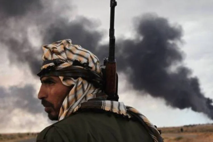 Equipes da Cruz Vermelha distribuíram kits de primeiros socorros para ajudar a população local a tratar dos feridos ao norte de Ajdabiya (John Moore/Getty Images)