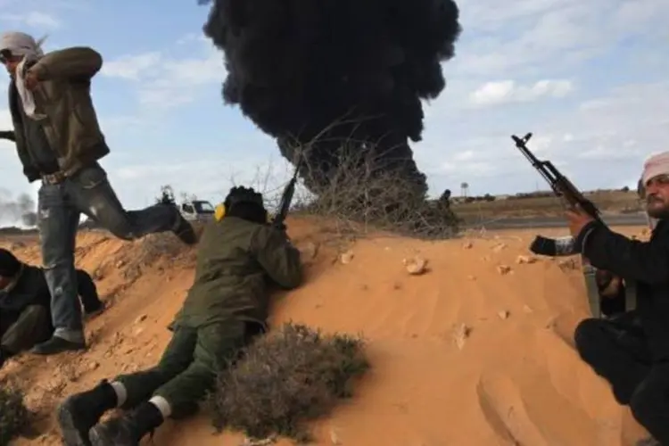 O confronto entre rebeldes e aliados de Kadafi ocorre na cidade de Ras Lanuf (John Moore/Getty Images)