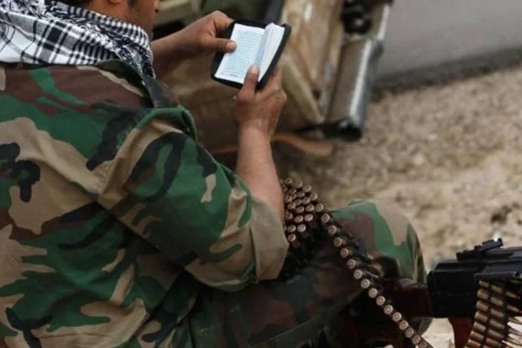 Rebelde líbio lê o Corão: TVs divergem sobre número de mortos em ataque da Otan (Chris Hondros/Getty Images)