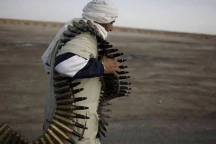 Rebelde carrega munição na Líbia: maior parte dos mercenário vem do Níger e de Mali (Marco Longari/AFP)