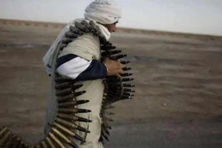 Rebelde carrega munição na Líbia: maior parte dos mercenário vem do Níger e de Mali (Marco Longari/AFP)