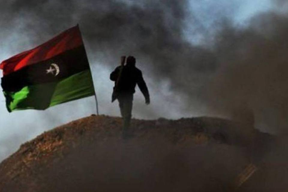 Rebeldes líbios pedem ação imediata do Ocidente