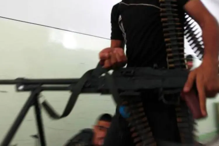 Rebelde do Exército Livre da Síria corre armado na cidade de Alepo (Zohra Bensemra/Reuters)
