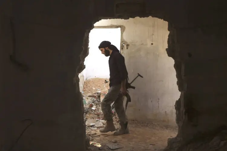 
	Rebelde &eacute; fotografado nos sub&uacute;rbios de Damasco: objetivo do plano original dos EUA era treinar at&eacute; 5.400 rebeldes este ano
 (Reuters)
