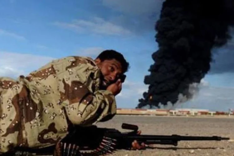 Rebelde se protege de ataques: governo diz que já retomou controle de Misrata (Roberto Schmidt/AFP)