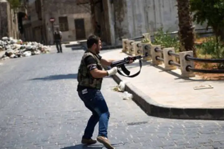 Rebelde sírio atira contra soldados do governo em Alepo, a segunda maior cidade do país
 (Phil Moore/AFP)