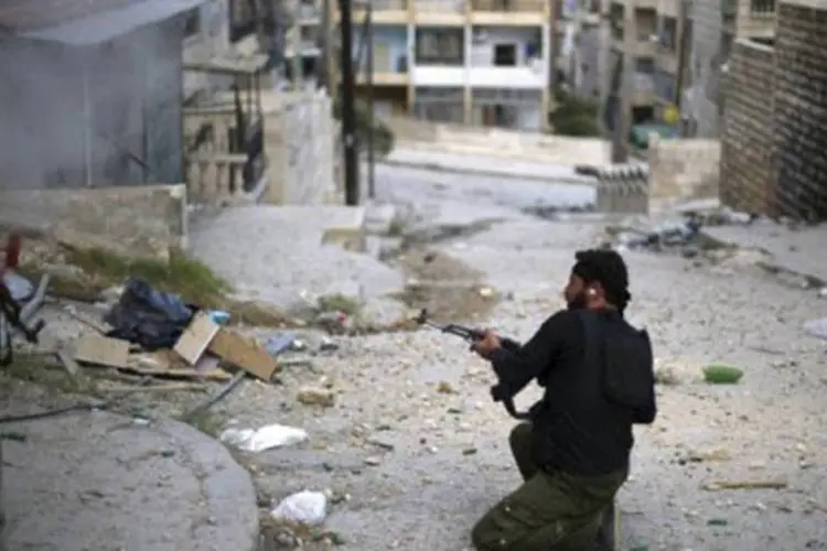 
	Combatente do Ex&eacute;rcito S&iacute;rio Livre em rua de Alepo: no aeroporto da segunda maior cidade da S&iacute;ria, foram registrados intensos combates entre rebeldes e soldados nesta quarta
 (Zac Baillie/AFP)
