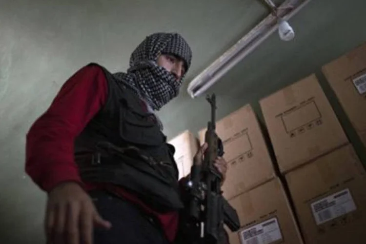 
	Rebelde carrega sua arma na cidade s&iacute;ria de Alepo: pa&iacute;ses &aacute;rabes e ocidentais apoiavam as discuss&otilde;es com o objetivo de forjar uma coaliz&atilde;o contra o presidente Assad
 (Fabio Bucciarelli/AFP)