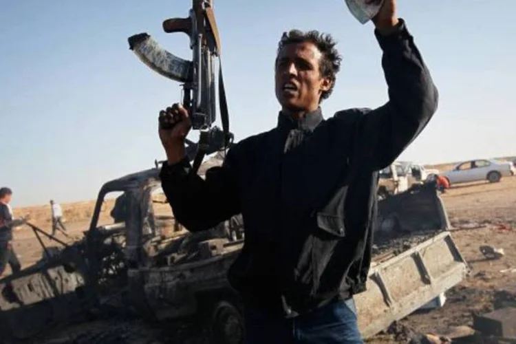 Rebeldes acusaram as forças fiéis a Kadafi de continuar utilizando bombas de fragmentação em suas ofensivas (Chris Hondros/Getty Images)