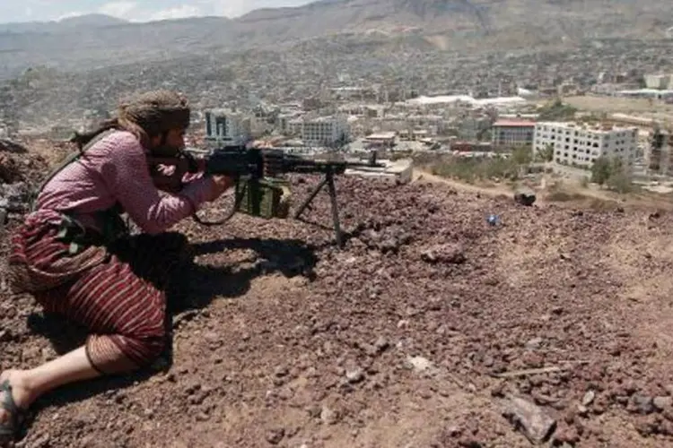 Rebelde xiita mantém posição numa base do Exército conquistada sem resistência, em Sanaa (Mohamed Huwais/AFP)