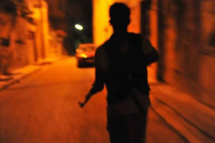 Rebelde do Exército Sírio Livre patrulha rua de Alepo: Pequim já havia defendido o diálogo político e os esforços da ONU para resolver a crise na Síria (©AFP / Bulent Kilic)