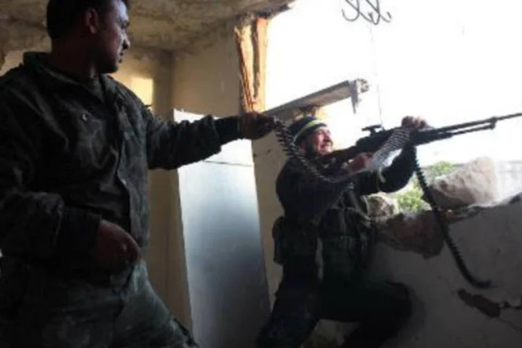 Rebeldes enfrentam forças pró-governo em Alepo: é o primeiro ataque coordenado desta envergadura desde a explosão do conflito (Tamer al-Halabi/AFP)