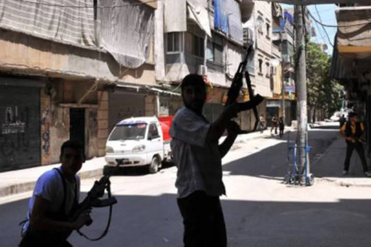 Rebeldes da oposição síria em confronto com forças de Bashar al-Assad: segundo ONG, 40 policiais foram mortos nesta terça-feira (Bulent Kilic/AFP)