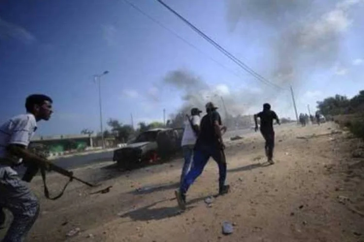 Os combates contra soldados fieis ao regime continuavam durante o avanço dos rebeldes (Filippo Monteforte/AFP)