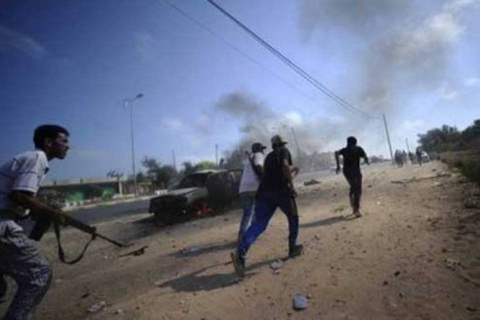 Rebeldes do oeste líbio entram em Trípoli