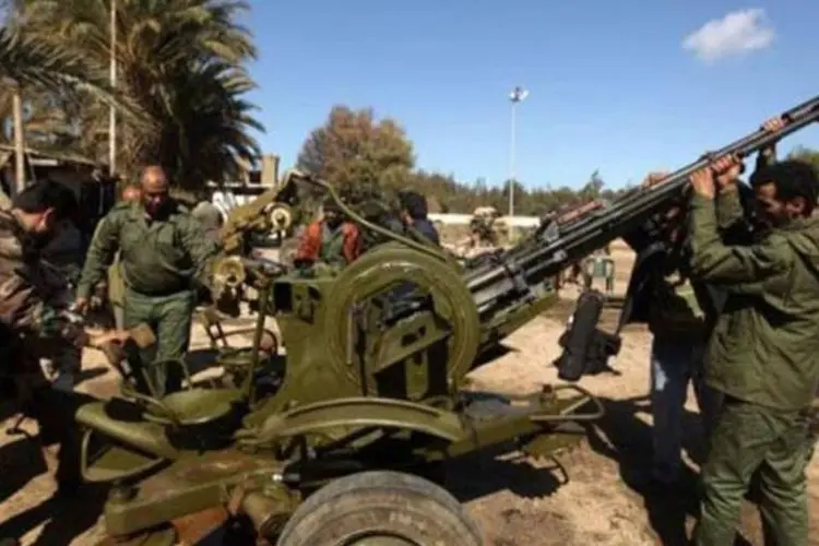 Rebeldes preparam arma antiaérea em Benghazi: Kadafi não controla mais campos de gás (Patrick Baz/AFP)