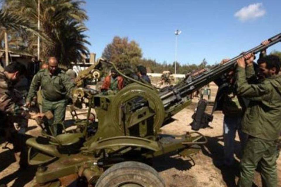 Explosões sacodem Benghazi em meio a bateria antiaérea