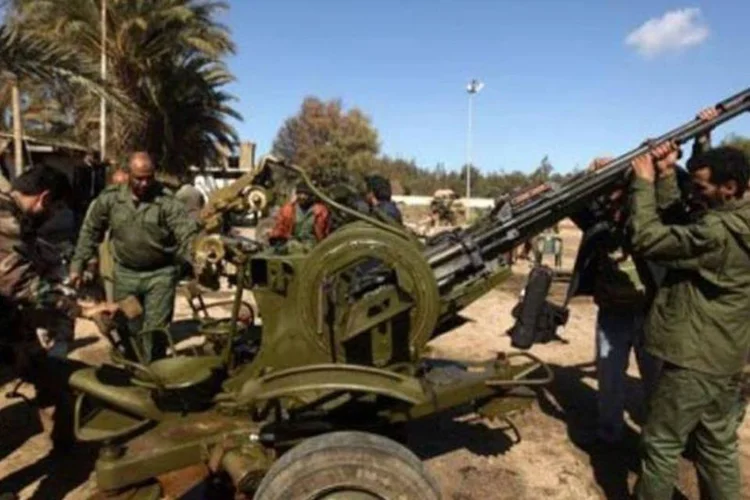 Rebeldes preparam arma antiaérea em Benghazi: Kadafi prepara ataque à resistência (Patrick Baz/AFP)