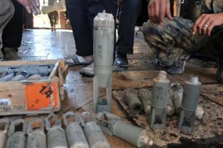 Rebeldes sírios mostram supostas bombas de fragmentação usadas pelo regime (Bulent Kilic/AFP)