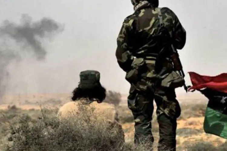 Rebeldes observam combate na Líbia: ofensiva da Otan pressiona ditador (Aris Messinis/AFP)